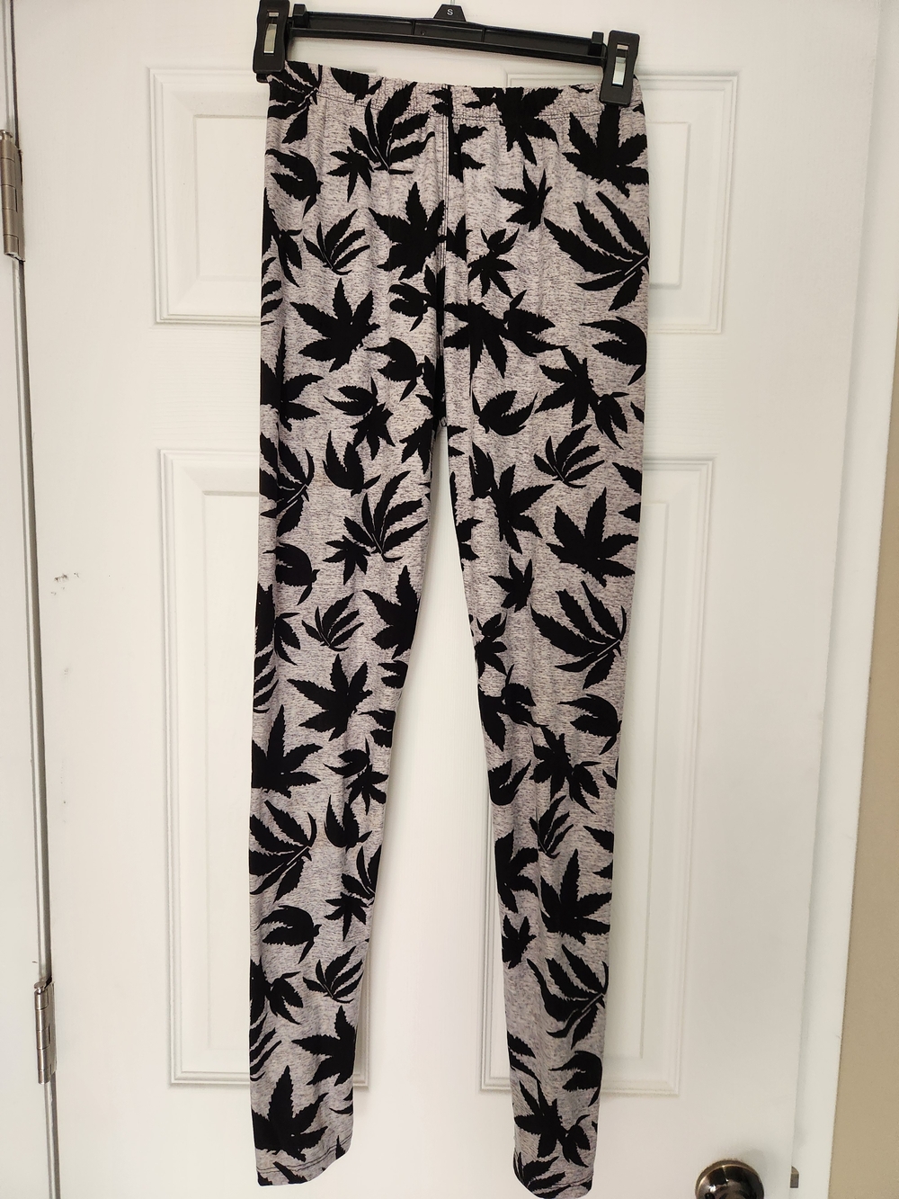 High-Rise Black Leaf-Print Leggings - Neutral Base